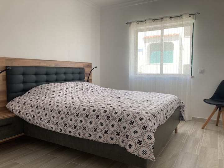 Chumba cha kulala chenye kitanda cha sentimita 160