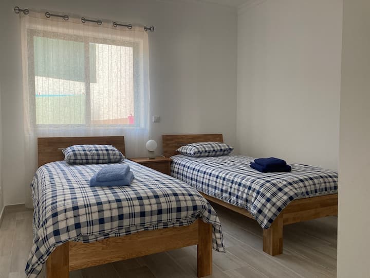 Chumba cha kulala chenye vitanda 2 vya sentimita 90