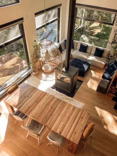 Top Airbnb: Spa & lake chalet, charging station, 15 min to Saint-Sauveur in Les Pays D'en Haut