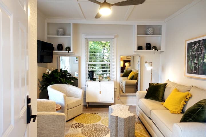 Un espacio luminoso y bien equipado con estanterías integradas, TV y cómodos asientos, un lugar relajado para instalarse entre todo lo que está sucediendo en el centro de Fayetteville. (403)