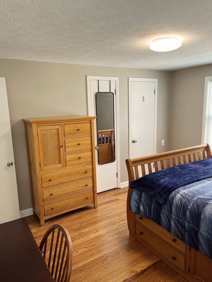 Брачен кревет (широк 150-179 см) со јорган и рамка за кревет со складиште, гардеробер со складиште, биро за работа, огледало што виси на вратата, плакар со висечко складиште, дополнителни перници и ќебиња во плакарот и во собата