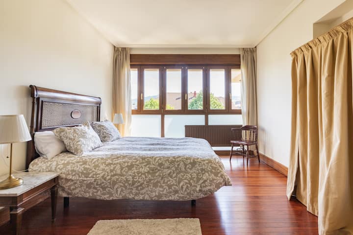 Dvokrevetna soba s bračnim krevetom i vlastitom kupaonicom na glavnom katu