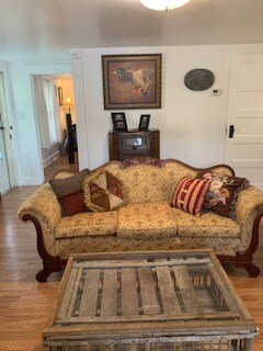 Successful Airbnb property: Authentic and Cozy 100 year old Farmhouse in Morristown