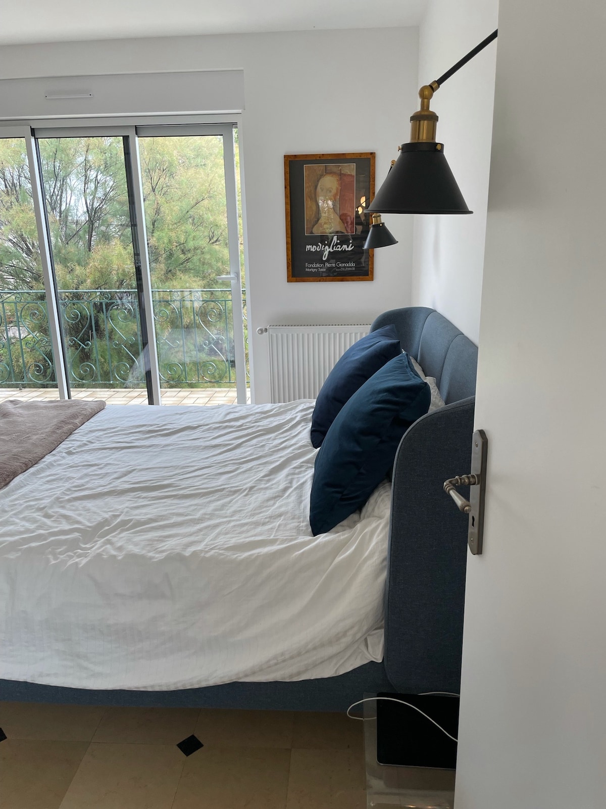 Главна спалня с камина. Завесата е налична, блокираща светлина и уединение.