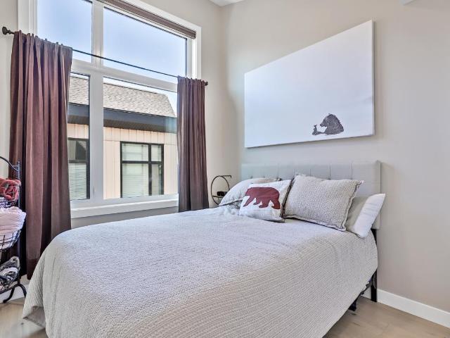 Dormitorio cómodo con baño privado y armario