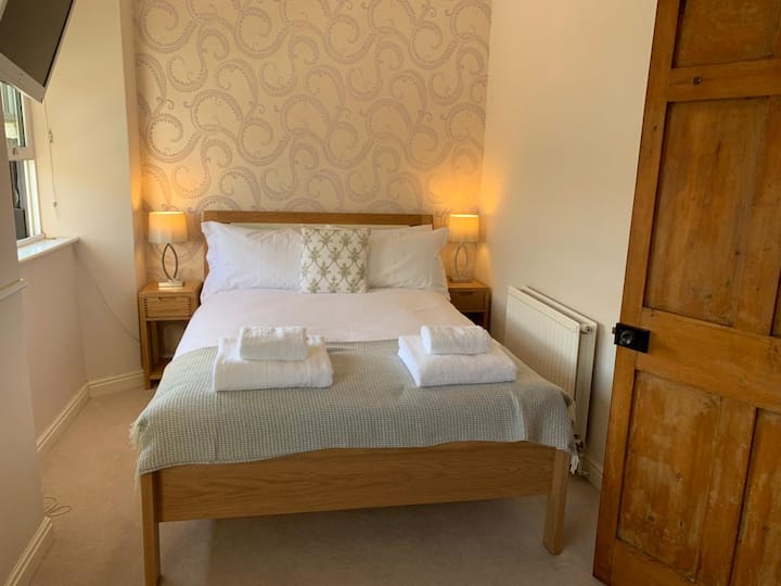 ห้องนอน 1 เตียงคู่พร้อมห้องน้ำในตัว