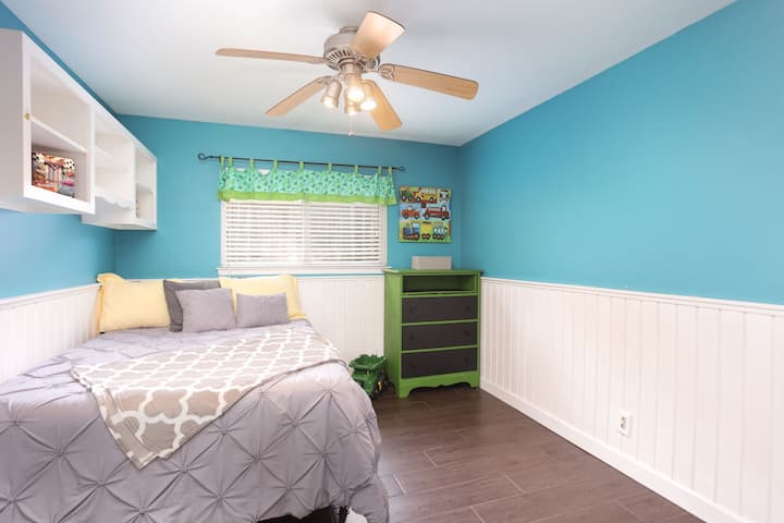 3号卧室配有标准双人床