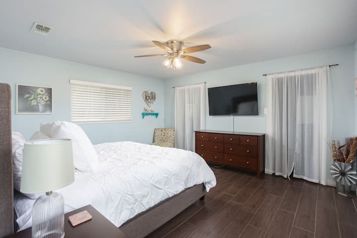 带加大双人床的主卧室。卫生间在左侧，步入式衣橱在右侧。