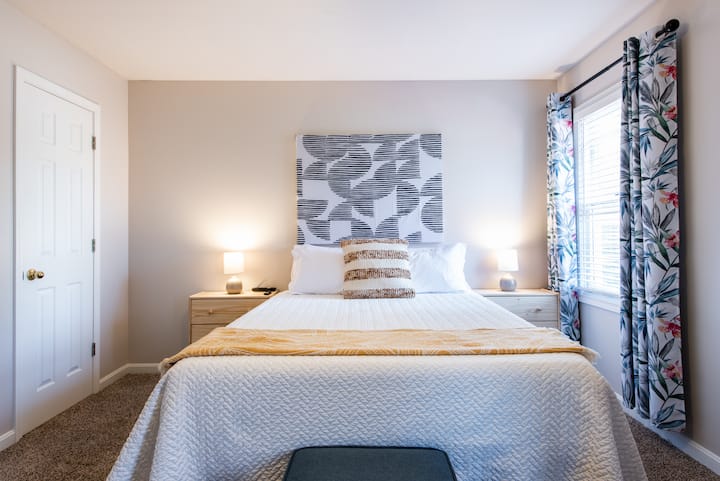 تقع غرفة النوم الثالثة في الطابق الثاني وتحتوي على أطنان من المساحة. ويتميز بسرير متوسط الحجم وخزانة ملابس ومروحة سقف ومكتب وتلفزيون ذكي. 