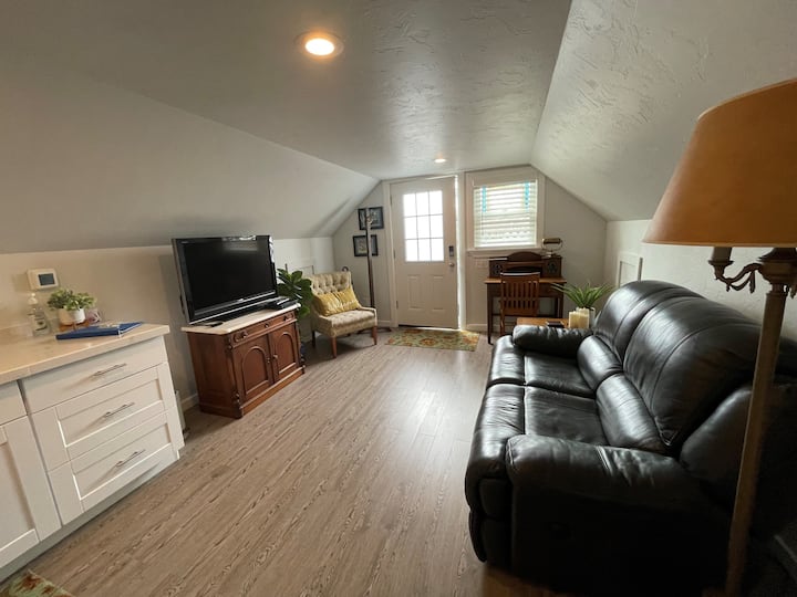 พื้นที่นั่งเล่นที่อบอุ่นพร้อมเลิฟซีนนอน