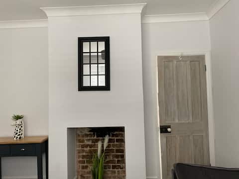Top Airbnb: Quaint, modern fisherman’s cottage close to beach in Hopton On Sea