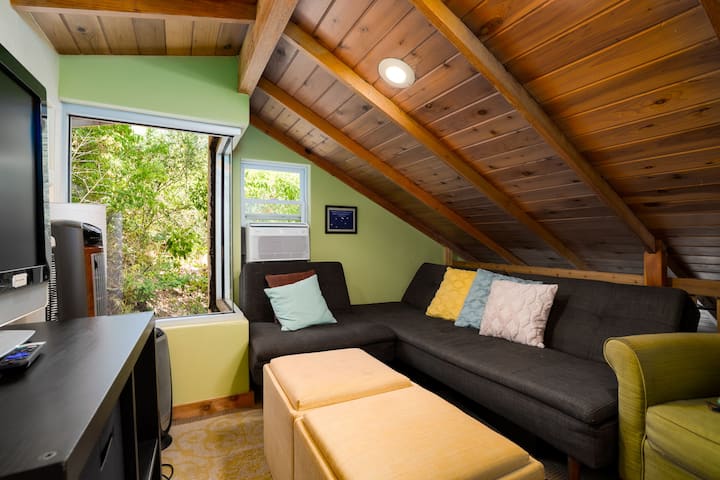 楼上阁楼配备Roku电视和折叠标准双人床……窗户空调设备即使在德克萨斯州的暖气中也能保持凉爽！