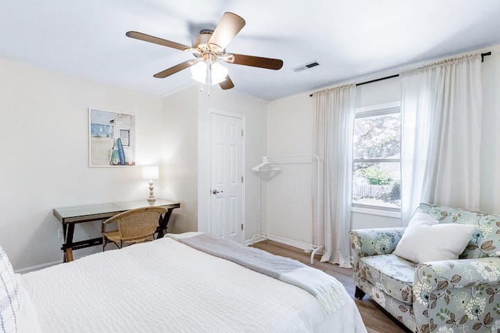 Dhomë gjumi 1 me krevat dopio "queen" dhe tavolinë për punë në distancë