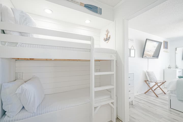 Zábavné poschodové postele s poschodovými posteľami so súkromnými posuvnými dverami hlavnej spálne. 