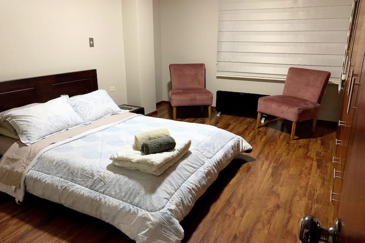 Მთავარი ოთახი 
•	1 მთავარი ოთახი (ორადგილიანი საწოლი + დამატებითი საწოლი ან გასაშლელი დივანი) 
• 	ტანსაცმლის კარადა 3-ვე საძინებელში
• 	მობილური გათბობა.
•	უთო.
