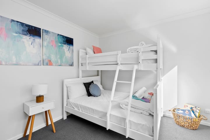 Მოყვება კომფორტული ორსართულიანი საწოლი - ორადგილიანი საწოლი ქვედა ნაწილში და ერთი საწოლი ზედა ნაწილში.