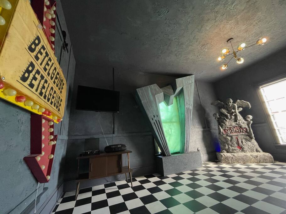Airbnb The Moonlight Manor - 2 bedroom themed hideaway