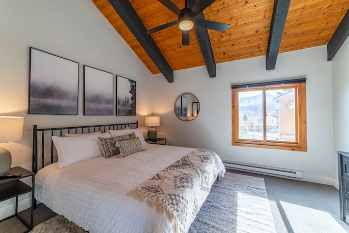 Chumba cha kulala cha ghorofa ya chini chenye kitanda aina ya King, TV ya Roku, vivuli vyeusi na bafu la chumbani.  