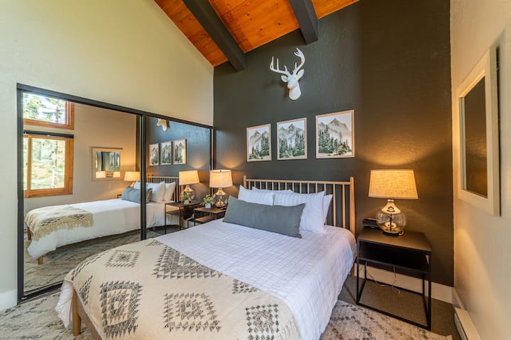 Chumba cha kulala cha ghorofa ya 2 na kitanda cha malkia na televisheni ya Roku.  