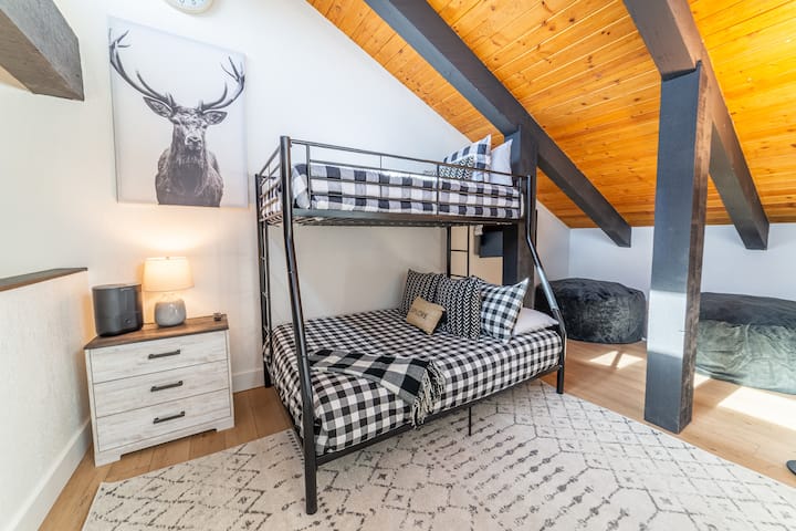 Roshani yenye Twin juu ya Vitanda vya Bunk Kamili.  Eneo la Hangout na Roku TV, mfumo wa michezo ya kubahatisha na eneo la kukaa.  Iko karibu na Bafu 3.