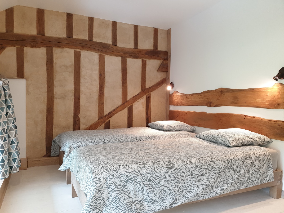 חדר אלדר: 2 מיטות 90 x 200. ניתן לאחד או להפריד ביניהם.