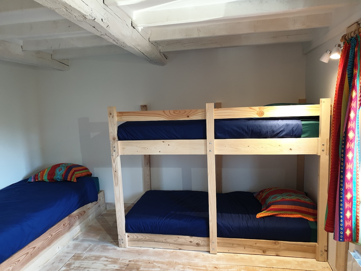 חדר בולאו: 3 מיטות 90x200 כולל 2 מיטות קומתיים.