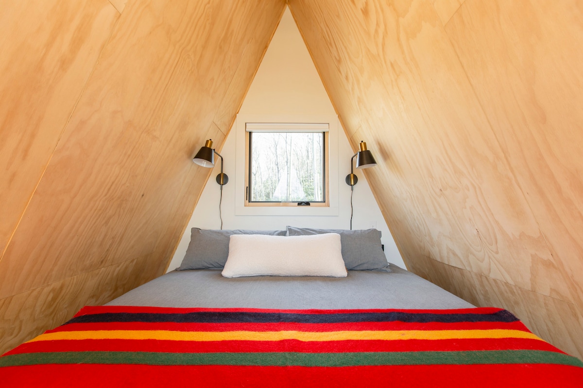 Luksuzni bračni krevet (širine 180 - 200 cm) u loftu.