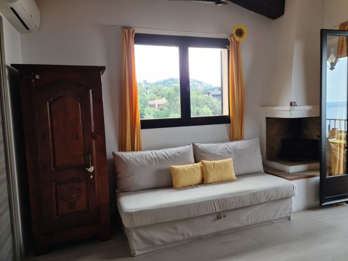 Მისაღები ოთახი ბუხრით