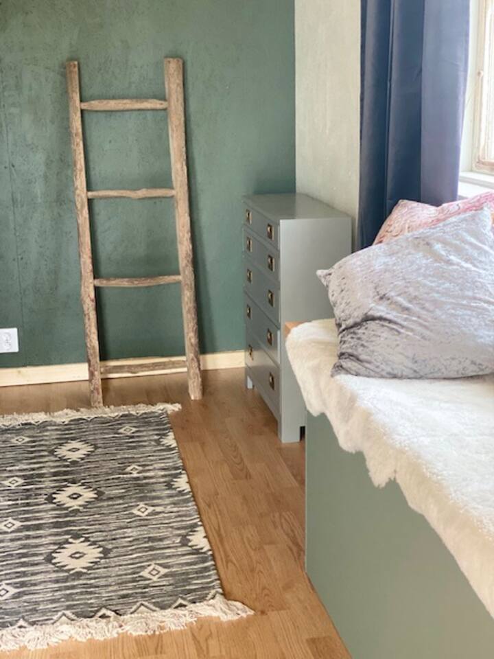 Välkommen in i det mysiga sovrummet där ni sover gott i en 1,70m säng. 