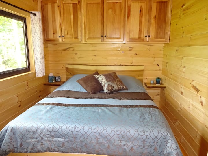 غرفة نوم تضم سرير كوين