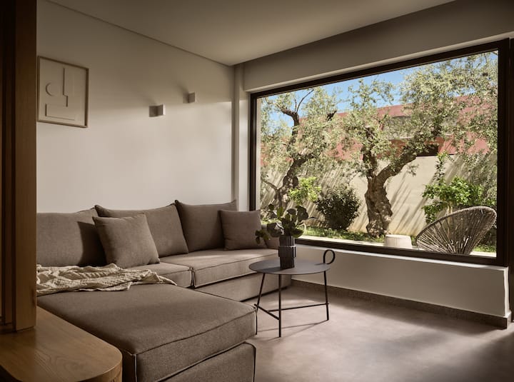 Ground floor folding bed that can welcome up to two additional guests.