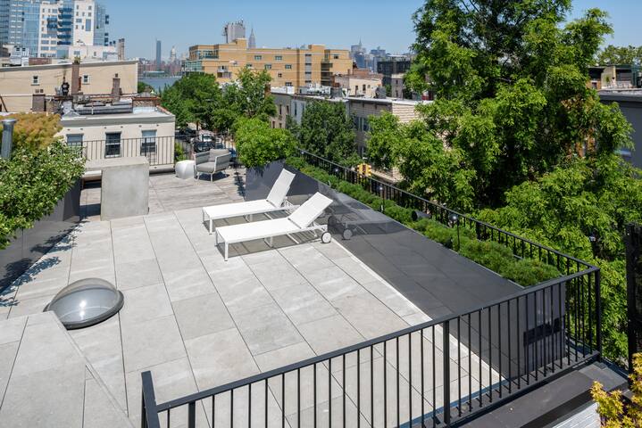 Award-winning Spacious Townhouse in Williamsburg gallery image 4