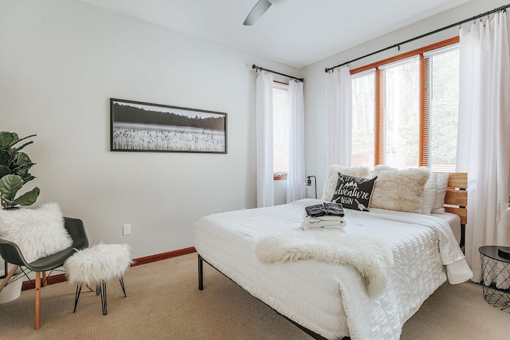 Upstairs guest bedroom with queen bed and sitting area