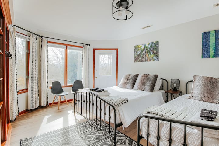 Downstairs double queen bedroom, view 2