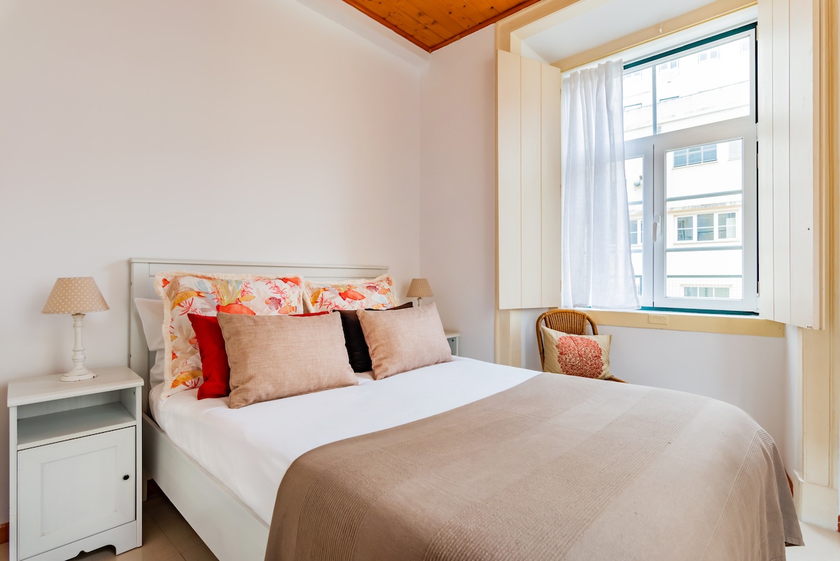 Dormitorio con cama doble