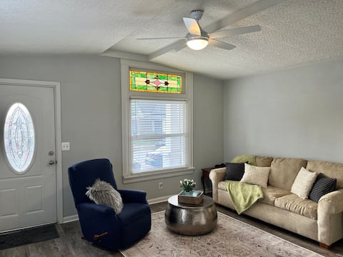 Gracious Greyhouse, blocks from shops/food & more!