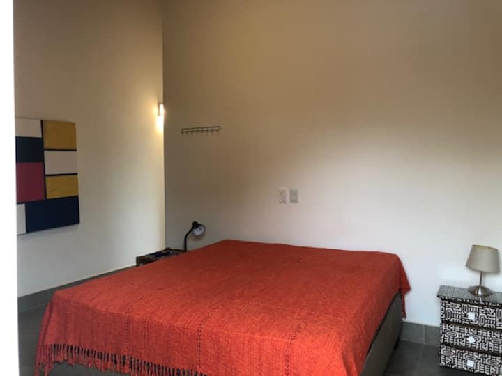 Апартман со поглед на улица 