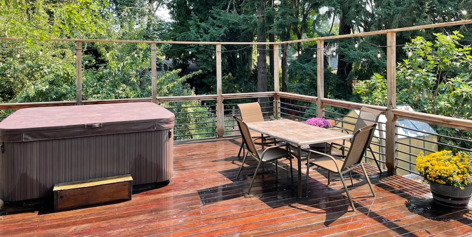 Olympic Hills six bed haven with hot tub and grill