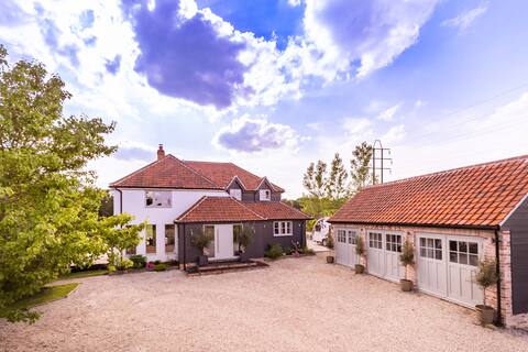 Luxury 6 bedroom country retreat 1hr from London