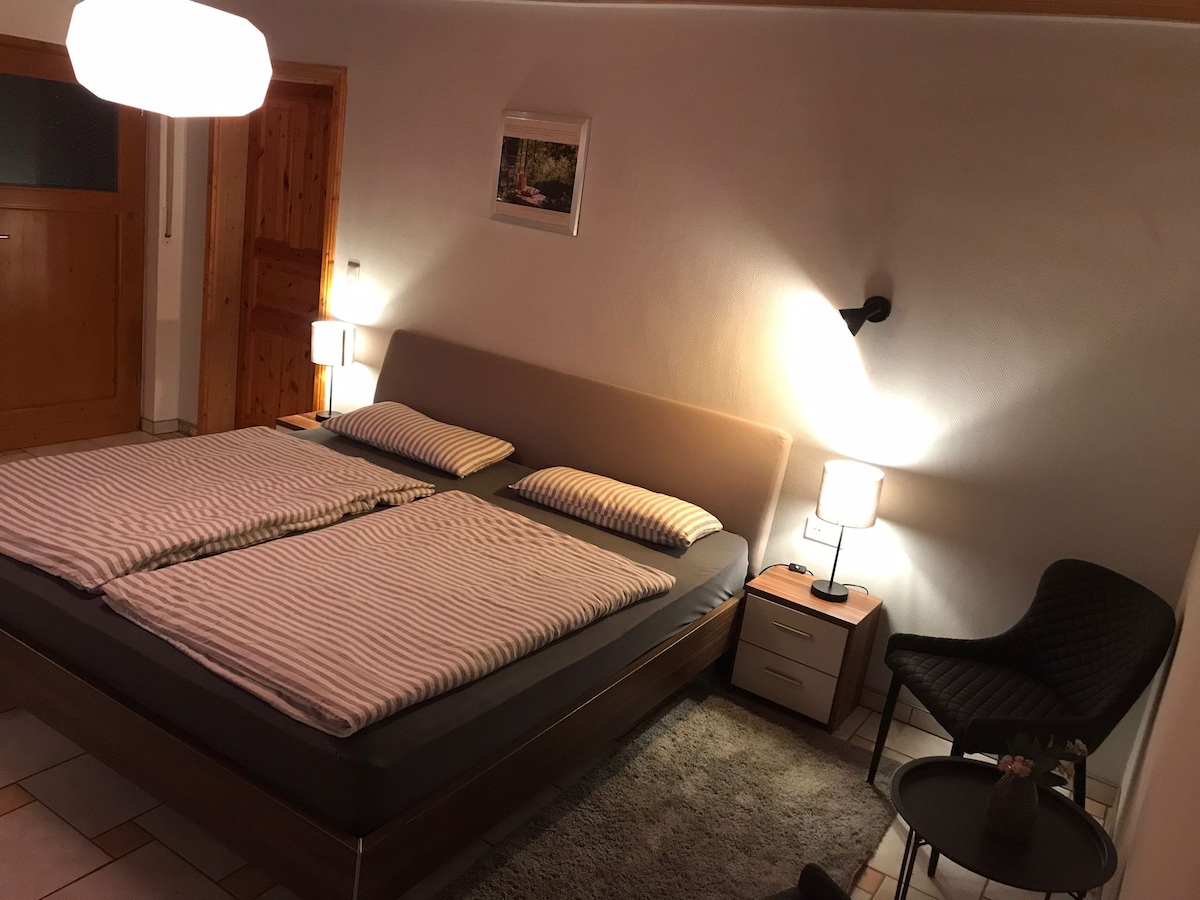 Спална соба со бања и излез од терасата