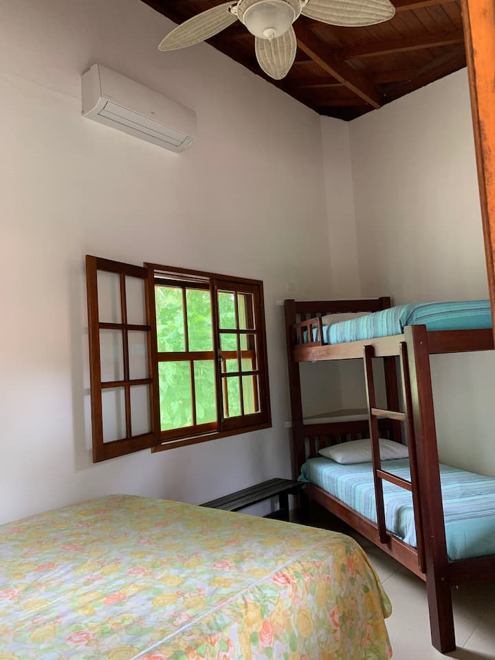 Dormitorio 3, con cama tamaño queen y litera.