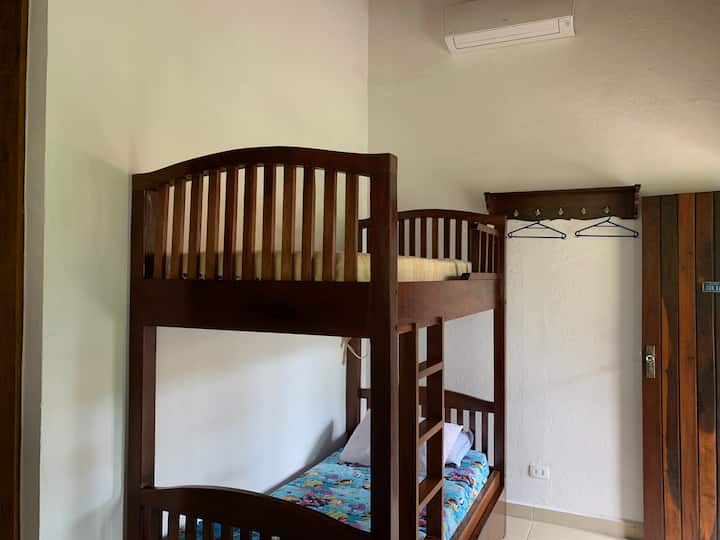 Dormitorio 2, conectado al dormitorio 1 por una puerta, que se puede cerrar con llave si quieres.