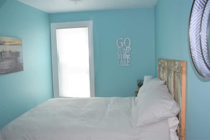 Chumba cha kulala cha ghorofa cha 1 kilicho na kitanda cha ukubwa wa malkia.