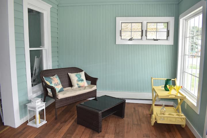 Ukumbi wa jua uliofungwa kikamilifu wenye mwonekano wa ziwa