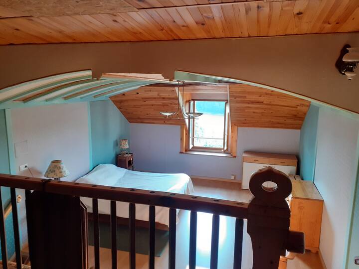 Dormitorio 2 con cama doble y sofá cama en el altillo.