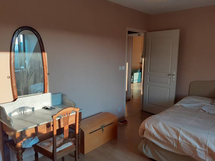 Habitación 1 (un lado abuhardillado) con cama doble.