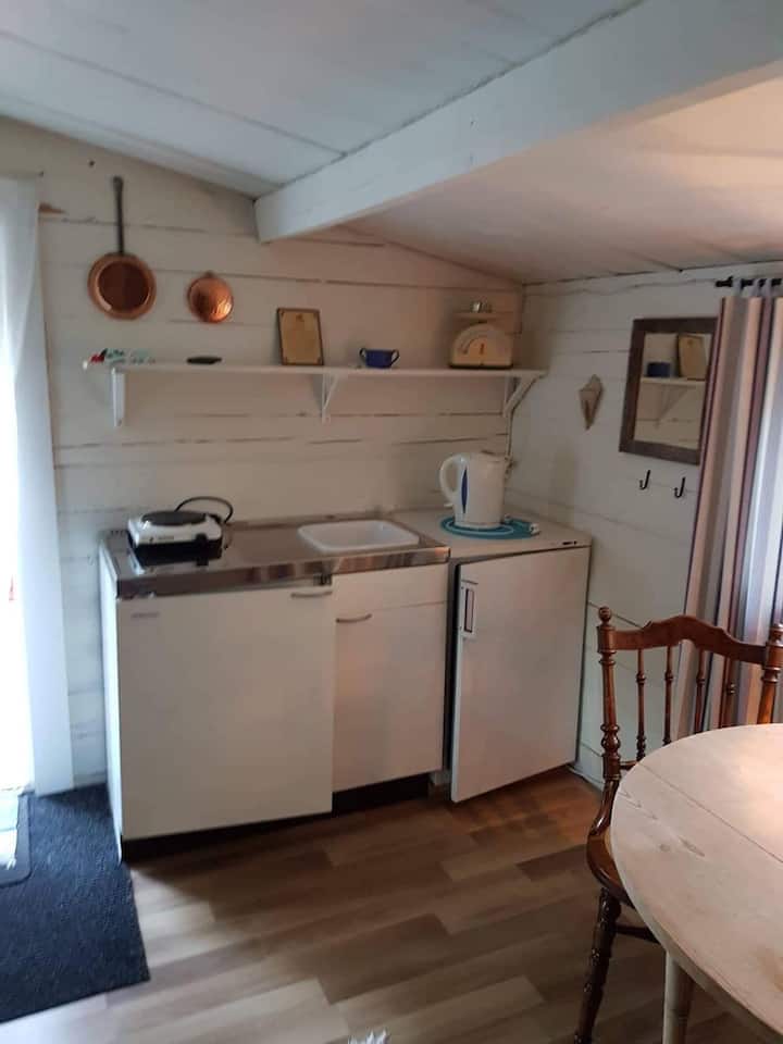 Lillstuga, køkkenområde med sjov og fryser. (Intet rindende vand)