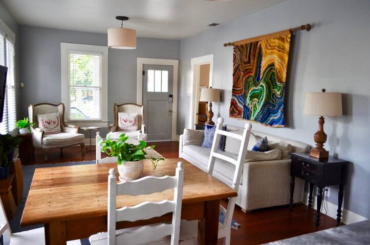 Heart of SoCo Luxury Bungalow! *LOCATION* gallery image 2