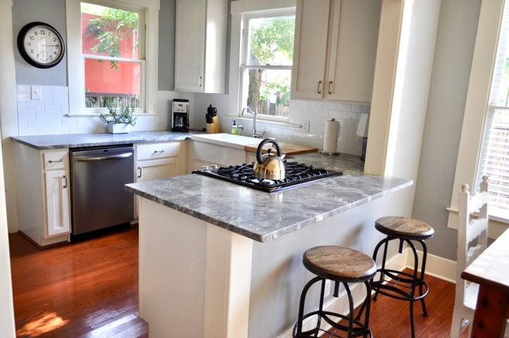 Heart of SoCo Luxury Bungalow! *LOCATION* gallery image 3