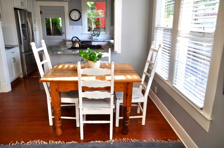 Heart of SoCo Luxury Bungalow! *LOCATION* gallery image 4